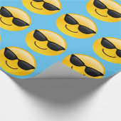 Lächelndes Gesicht mit Sonnenbrillen cooles Emoji Geschenkpapier (Ecke)