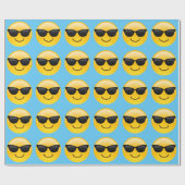 Lächelndes Gesicht mit Sonnenbrillen cooles Emoji Geschenkpapier (Flach)