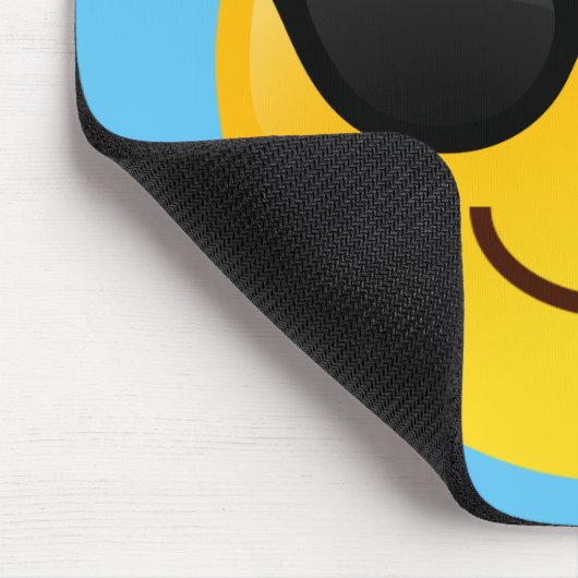 Lächelndes Gesicht mit Sonnenbrillen cooles Emoji Mousepad (Ecke)