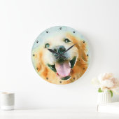 Lächelndes golden retriever im Aquarell Große Wanduhr (Zuhause)