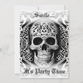 Lächelndes gotisches Skull Black & White Halloween Einladung (Vorderseite)