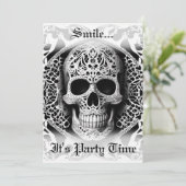 Lächelndes gotisches Skull Black & White Halloween Einladung (Stehend Vorderseite)