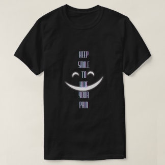 Lächelndes grafisches T-Shirt behalten