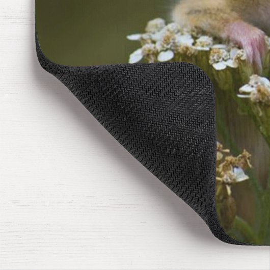 Lächelndes Mousie auf Blume Mousepad (Ecke)