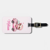 Lächelndes rosa Faultier, das ein Cabrio antreibt Gepäckanhänger (Vorderseite horizontal)