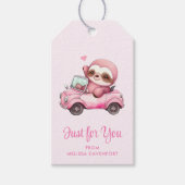 Lächelndes rosa Faultier, das ein Cabrio antreibt Geschenkanhänger (Vorderseite)