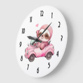 Lächelndes rosa Faultier, das ein Cabrio antreibt Große Wanduhr (Winkel)