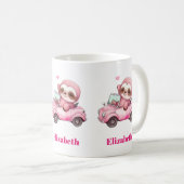 Lächelndes rosa Faultier, das ein Cabrio antreibt Kaffeetasse (VorderseiteRechts)