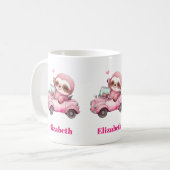 Lächelndes rosa Faultier, das ein Cabrio antreibt Kaffeetasse (Vorderseite Links)