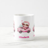 Lächelndes rosa Faultier, das ein Cabrio antreibt Kaffeetasse (Mittel)