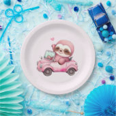 Lächelndes rosa Faultier, das ein Cabrio antreibt Pappteller (Party)