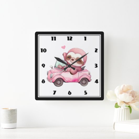 Lächelndes rosa Faultier, das ein Cabrio antreibt Quadratische Wanduhr (Zuhause)