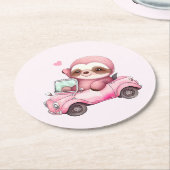 Lächelndes rosa Faultier, das ein Cabrio antreibt Runder Pappuntersetzer (Angewinkelt)