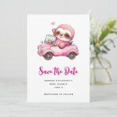 Lächelndes rosa Faultier, das ein Cabrio antreibt Save The Date (Stehend Vorderseite)
