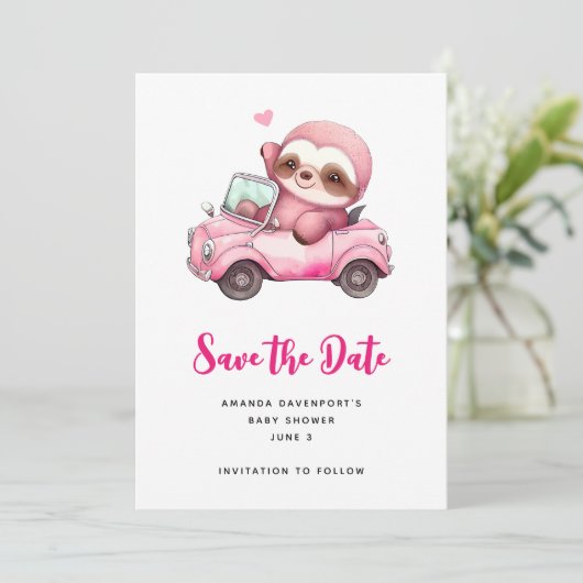 Lächelndes rosa Faultier, das ein Cabrio antreibt Save The Date (Stehend Vorderseite)