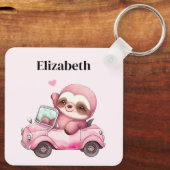 Lächelndes rosa Faultier, das ein Cabrio antreibt Schlüsselanhänger (Rückseite)