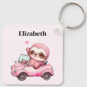 Lächelndes rosa Faultier, das ein Cabrio antreibt Schlüsselanhänger (Rückseite)