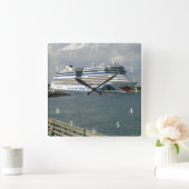 Lächelndes Schiff im Kanal Quadratische Wanduhr (Zuhause)