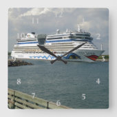 Lächelndes Schiff im Kanal Quadratische Wanduhr (Vorderseite)