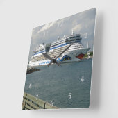 Lächelndes Schiff im Kanal Quadratische Wanduhr (Winkel)