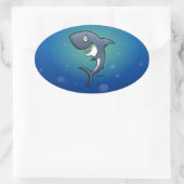 Lächelndes Sonnenhai auf blauem Hintergrund Ovaler Aufkleber (Tasche)