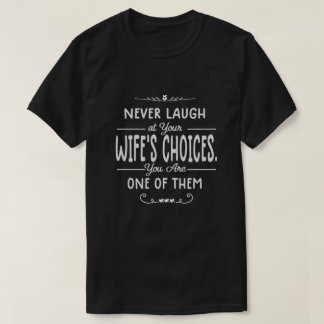 Lachen Sie nie bei der Ehefrau T-Shirt