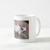 Lachender Bulldoggen-Welpe Kaffeetasse (VorderseiteRechts)