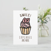 Lächle! Cupcakes sind hier rosa Designkarte Einladung (Stehend Vorderseite)