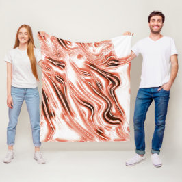 Lachs bis roter, langgestreckter Spuren auf weißem Fleecedecke