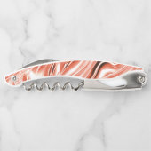 Lachs bis roter, langgestreckter Spuren auf weißem Kellnermesser (Rückseite)