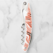 Lachs bis roter, langgestreckter Spuren auf weißem Kellnermesser (Vorderseite)