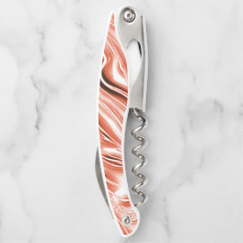 Lachs bis roter, langgestreckter Spuren auf weißem Kellnermesser