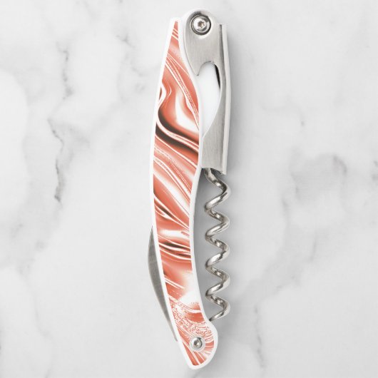 Lachs bis roter, langgestreckter Spuren auf weißem Kellnermesser (Rückseite)