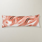 Lachs bis roter, langgestreckter Spuren auf weißem Seitenschläferkissen (Rückseite)