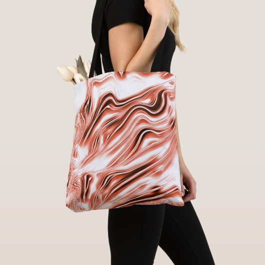 Lachs bis roter, langgestreckter Spuren auf weißem Tasche (Von Nahem)