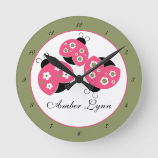 Lachs & Grüne Ladybugs Runde Wanduhr