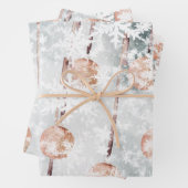 Lachs Rosa Ball Ornament Schneeflocken Geschenkpapier Set (Beispiel)