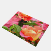 Lachs Rosa und Orangefarbene Rose Bud Fußmatte (Schrägansicht)