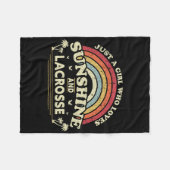 Lacrosse Shirt. Ein Mädchen, das Sonnenschein und Fleecedecke (Vorderseite (Horizontal))