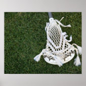 Lacrosse-Stick auf Gras Poster (Vorne)