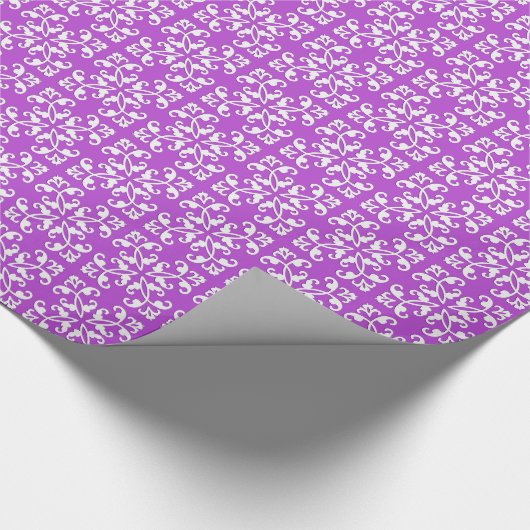 Lacy cutwork - weiß über amythytisch lila geschenkpapier (Ecke)