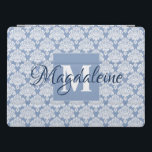 Lacy Dusty Blue Damask Monogram & Name Feminine iPad Pro Hülle<br><div class="desc">Dieses schöne iPad Gehäuse zeichnet sich durch ein klassisches weißes Damast-Muster auf einem hellblauen grauen Hintergrund aus. Das Design ist personalisiert mit einem Monogramm Anfangsbuchstaben sowie einem anpassbaren Namen. Ideal für Arbeit oder Schule,  oder jede Frau,  die ein hübsches weibliches Gehäuse mit einem schlichten und eleganten Design will.</div>