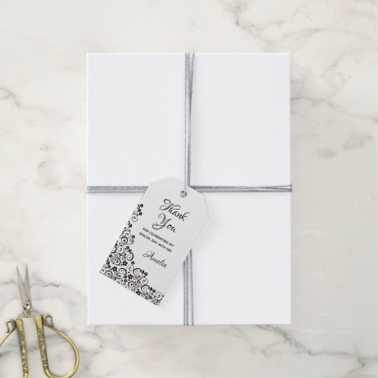 Lacy Floral Quinceañera Schwarz-Weiß Geschenkanhänger (Mit Garn)