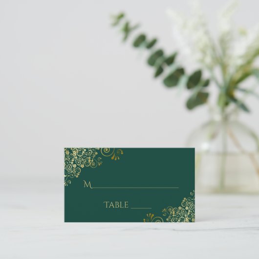 Lacy Gold auf Emerald Green Wedding Escort Card Platzkarte (Stehend Vorderseite)
