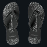 Lacy Silver auf Black Elegante Brautjungfrau Hochz Badesandalen<br><div class="desc">Diese eleganten Hochzeitskippen sind eine großartige Möglichkeit, um Ihren Brautmädchen zu danken und sie zu erkennen und ihnen nach einem langen Tag eine Erholung zu geben. Das schöne Design zeichnet sich durch ein elegantes Design mit verzierten silbergrauen Frills auf schwarzem Hintergrund und extravaganten grauen Schriftzeichen aus. Der Text liest Bridesmaid...</div>