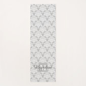 Lacy White Damask auf grauem Monogramm und Name Yogamatte (Vorderseite)