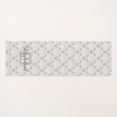 Lacy White Damask auf grauem Monogramm und Name Yogamatte (Vorderseite (Horizontal))