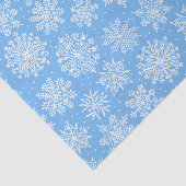 Lacy White Snowflakes auf einem hellblauen Hinterg Seidenpapier (Ausschnitt)