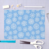 Lacy White Snowflakes auf einem hellblauen Hinterg Seidenpapier (Handwerk)