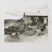 Laden eines Rasenmähers - 1940. Postkarte (Vorderseite)